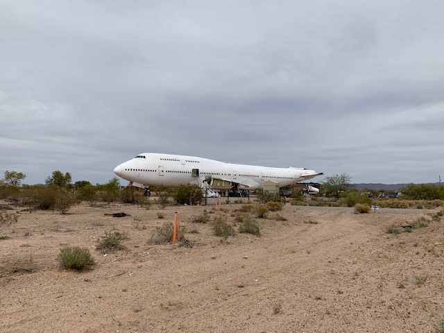 アメリカにある飛行機の墓場が超広い アリゾナ州の砂漠にある退役した機体の最期 日本国籍捨てた夫と私のアメリカぶっとび生活